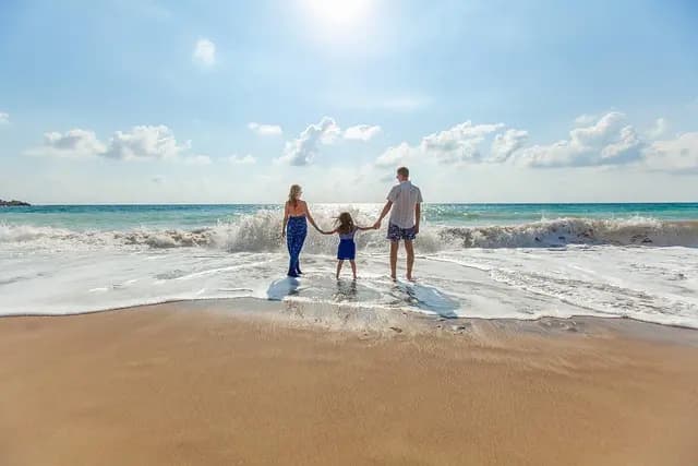 Cómo organizar un viaje accesible a la playa para toda la familia